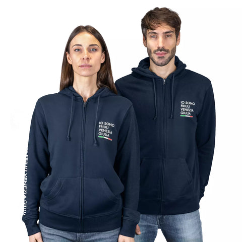 Felpa blu con zip e cappuccio con logo grande sulla manica Io Sono Friuli Venezia Giulia indossata