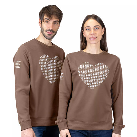 Felpa Love unisex con girocollo color moka e grafica cuore io Sono Friuli Venezia Giulia indossata