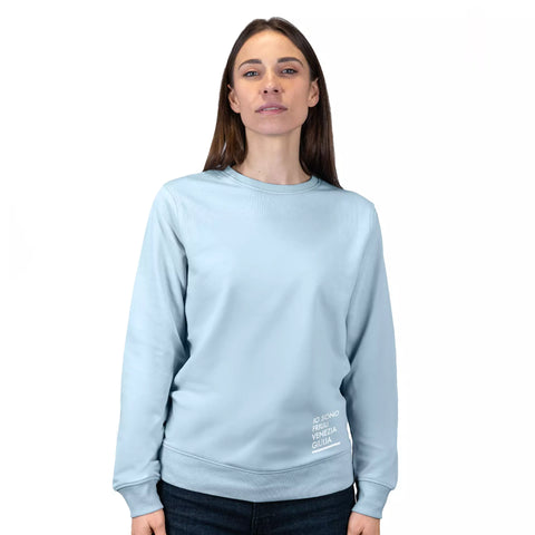 Felpa girocollo celeste unisex con logo in basso bianco Io Sono Friuli Venezia Giulia indossata
