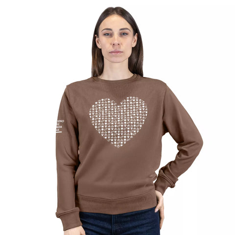 Felpa Love unisex con girocollo color moka e grafica cuore io Sono Friuli Venezia Giulia indossata