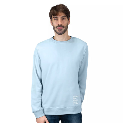 Felpa girocollo celeste unisex con logo in basso bianco Io Sono Friuli Venezia Giulia indossata