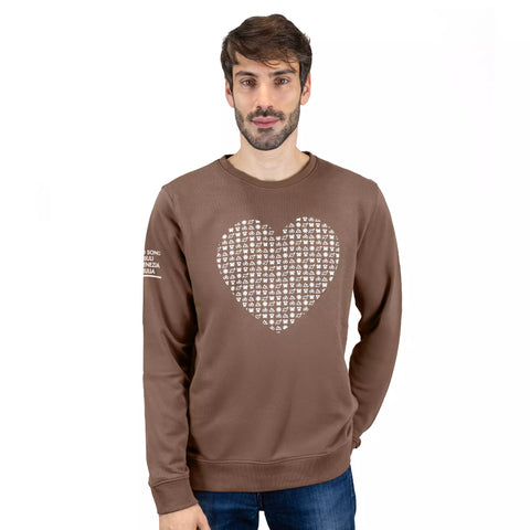 Felpa Love unisex con girocollo color moka e grafica cuore io Sono Friuli Venezia Giulia indossata