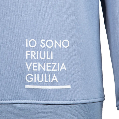 Dettaglio felpa celeste unisex con logo bianco Io Sono Friuli Venezia Giulia