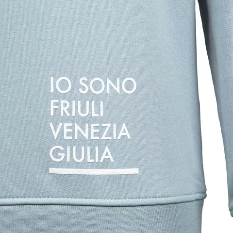 Dettaglio felpa celeste unisex con logo bianco Io Sono Friuli Venezia Giulia
