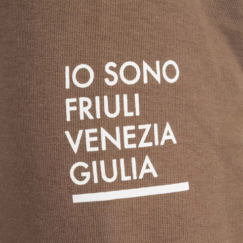 Dettaglio logo Io Sono Friuli Venezia Giulia della felpa Love unisex Io Sono Friuli Venezia Giulia