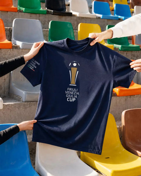 T-shirt ufficiale blu della Friuli Venezia Giulia Cup 2026 con grafica celebrativa dell'evento.