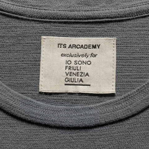 Dettaglio etichetta t-shirt con l'indicazione del prodotto esclusivo creato da ITS ARCADEMY for IO SONO FRIULI VENEZIA GIULIA