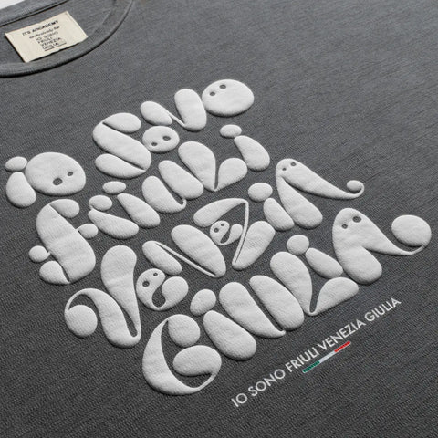 Dettaglio t-shirt grigia con logo in rilievo bianco Io Sono Friuli Venezia GIulia 