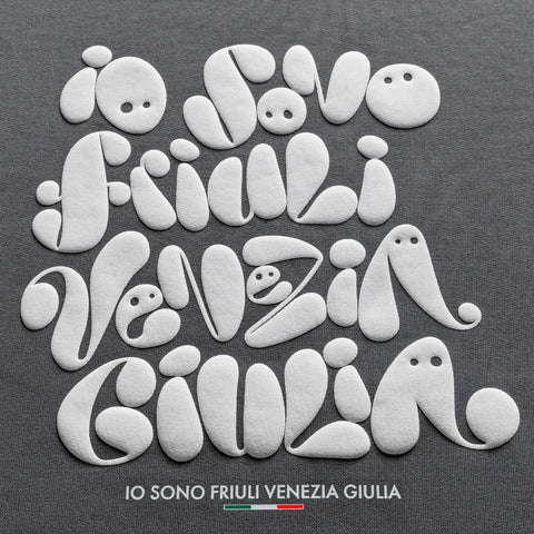 Dettaglio t-shirt grigia con logo in rilievo bianco Io Sono Friuli Venezia GIulia 