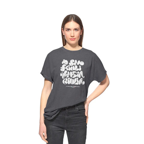 T-shirt unisex indossata da una ragazza grigia con logo Io Sono Friuli Venezia Giulia in rilievo bianco 