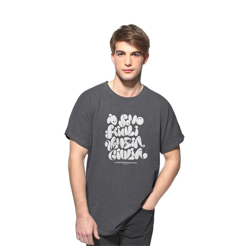 T-shirt unisex indossata da un ragazzo grigia con logo Io Sono Friuli Venezia Giulia in rilievo bianco 
