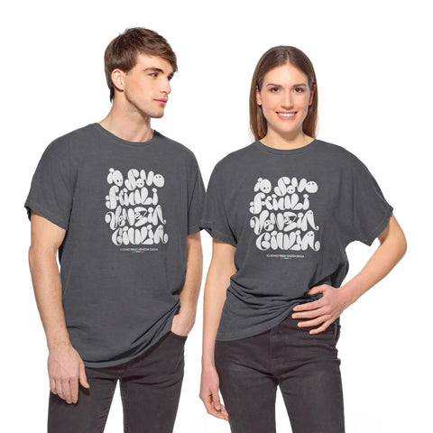 T-shirt unisex indossata da un ragazzo e una ragazza grigia con logo Io Sono Friuli Venezia Giulia in rilievo bianco 