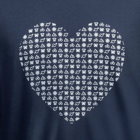 Dettaglio grafica cuore t-shirt blu vestibilità regolare a marchio Io Sono Friuli Venezia Giulia