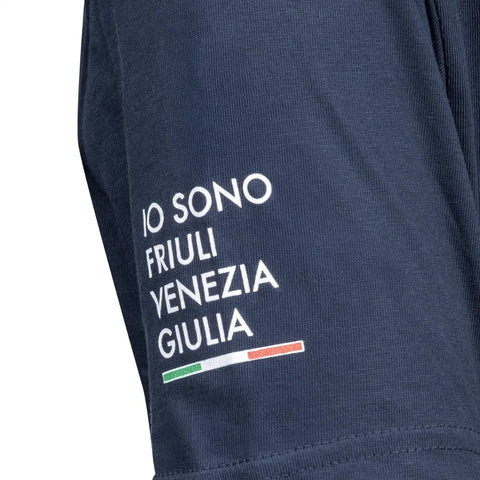 Dettaglio manica t-shirt blu vestibilità regolare con logo Io Sono Friuli Venezia Giulia e bandiera italiana