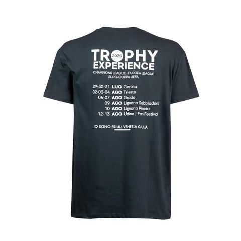 T-shirt celebrativa Trophy Experience / Supercoppa UEFA 2025 con scritte bianche di tutte le tappe e logo Io sono Friuli Venezia Giulia
