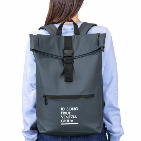 Zaino porta pc blu roll-top con tasca davanti e logo bianco Io Sono Friuli Venezia Giulia indossato