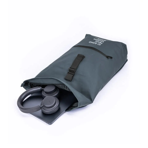 Zaino porta pc blu con roll-top aperto e tasca davanti e logo bianco Io Sono Friuli Venezia Giulia