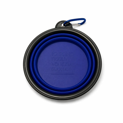 Ciotola da viaggio blu con bordo nero e gancio chiusa e logo Io Sono Friuli Venezia Giulia
