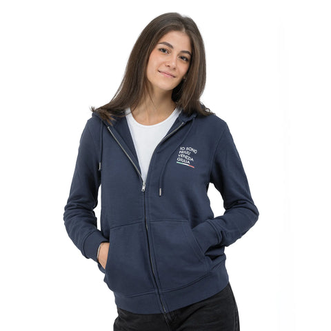 Felpa blu unisex con cappuccio e logo Io Sono Friuli Venezia Giulia indossata da una ragazza 