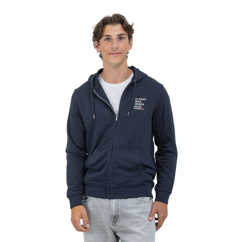 Felpa blu unisex con cappuccio e logo Io Sono Friuli Venezia Giulia indossata da un ragazzo 