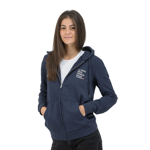 Felpa blu unisex con cappuccio e logo Io Sono Friuli Venezia Giulia indossata da una ragazza 
