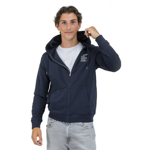 Felpa blu unisex con cappuccio e logo Io Sono Friuli Venezia Giulia indossata da un ragazzo