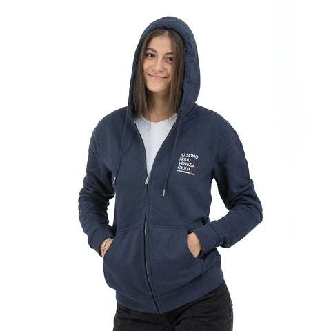 Felpa blu unisex con cappuccio e logo Io Sono Friuli Venezia Giulia indossata da una ragazza 