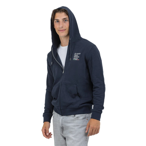 Felpa blu unisex con cappuccio e logo Io Sono Friuli Venezia Giulia indossata da un ragazzo 