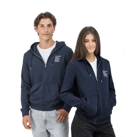 Felpa blu unisex con cappuccio e logo Io Sono Friuli Venezia Giulia indossata da una ragazza e un ragazzo 