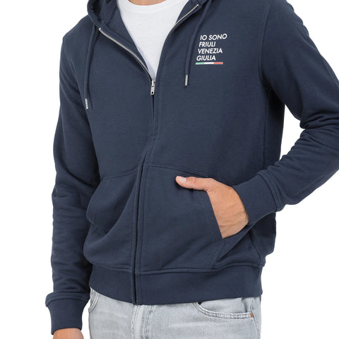 Dettaglio felpa blu unisex con cerniera e logo Io Sono Friuli Venezia Giulia 