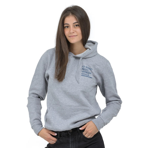 Felpa grigia unisex con cappuccio e logo Io Sono Friuli Venezia Giulia in blu indossata da una ragazza 