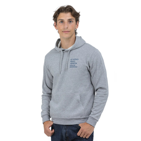Felpa grigia unisex con cappuccio e logo Io Sono Friuli Venezia Giulia in blu indossata da un ragazzo
