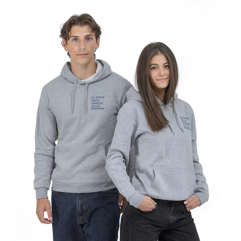Felpa grigia unisex con cappuccio e logo Io Sono Friuli Venezia Giulia in blu indossata da una ragazza e da un ragazzo 
