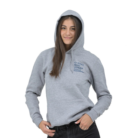 Felpa grigia unisex con cappuccio e logo Io Sono Friuli Venezia Giulia in blu indossata da una ragazza 