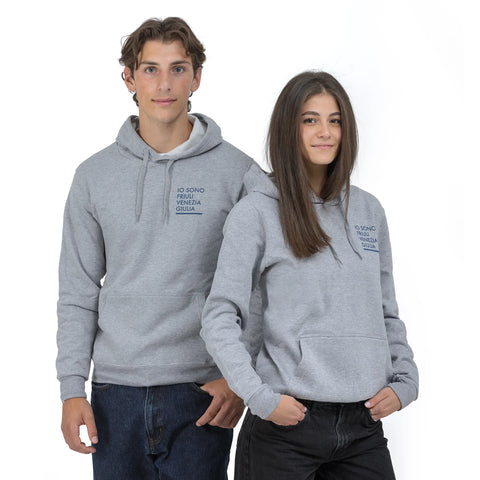 Felpa grigia unisex con cappuccio e logo Io Sono Friuli Venezia Giulia in blu indossata da una ragazza e un ragazzo 