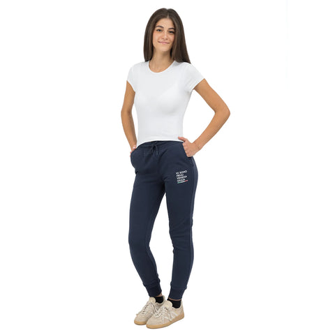 Pantalone di tuta blu donna con logo piccolo Io Sono Friuli Venezia Giulia indossato 