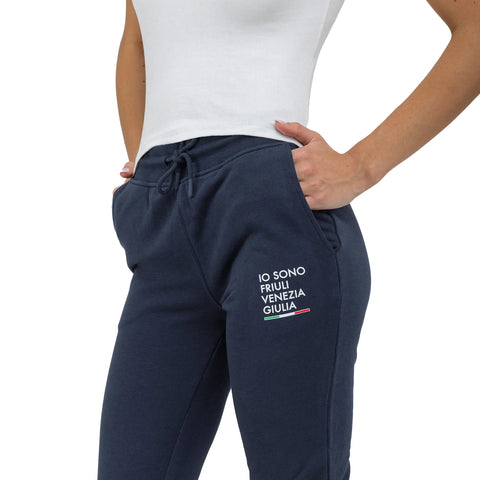 Dettaglio logo piccolo sul pantalone di tuta blu donna Io Sono Friuli Venezia Giulia 