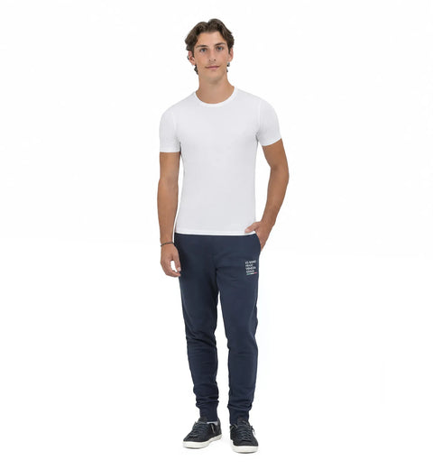 Pantalone di tuta blu uomo con logo piccolo Io Sono Friuli Venezia Giulia indossato 