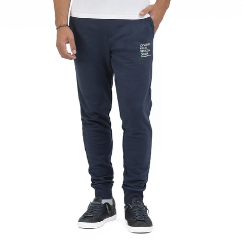 Pantalone di tuta blu uomo con logo piccolo Io Sono Friuli Venezia Giulia indossato 