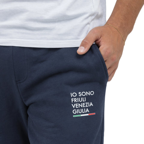 Dettaglio logo piccolo sul pantalone di tuta blu Io Sono Friuli Venezia Giulia 