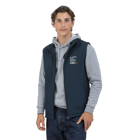 Gilet blu con tasche e logo Io Sono Friuli Venezia Giulia e la bandiera italiana indossato da un ragazzo 