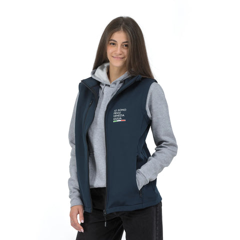 Gilet blu con tasche e logo Io Sono Friuli Venezia Giulia e la bandiera italiana indossato da una ragazza