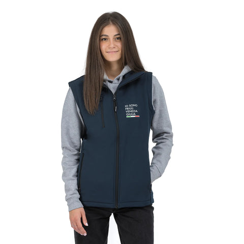 Gilet blu con tasche e logo Io Sono Friuli Venezia Giulia e la bandiera italiana indossato da una ragazza