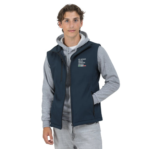 Gilet blu con tasche e logo Io Sono Friuli Venezia Giulia e la bandiera italiana indossato da un ragazzo 