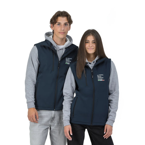 Gilet blu con tasche e logo Io Sono Friuli Venezia Giulia e la bandiera italiana indossato da un ragazzo e una ragazza