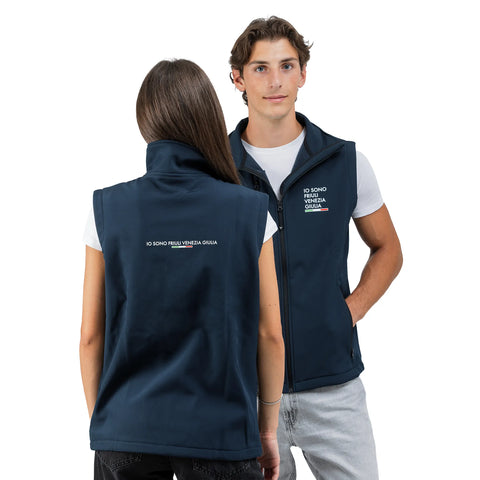 Gilet blu con tasche e logo Io Sono Friuli Venezia Giulia e la bandiera italiana vista fronte e retro 
