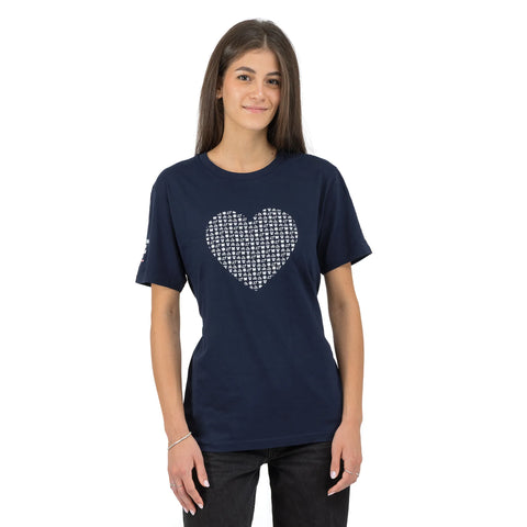 T-shirt blu vestibilità regolare a marchio Io Sono Friuli Venezia Giulia con stampa cuore indossata da una ragazza