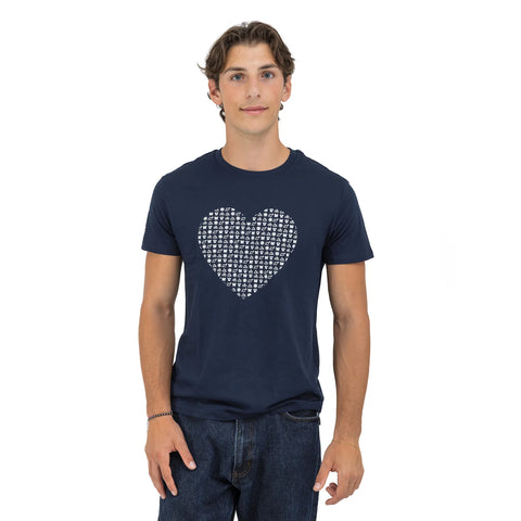 T-shirt blu vestibilità regolare a marchio Io Sono Friuli Venezia Giulia con stampa cuore indossata da un ragazzo 