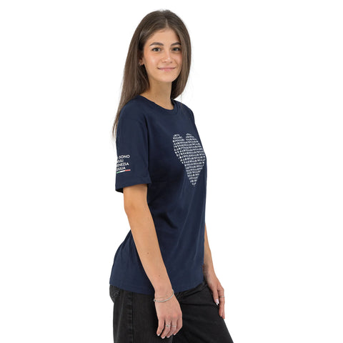 T-shirt blu vestibilità regolare a marchio Io Sono Friuli Venezia Giulia con stampa cuore indossata da una ragazza