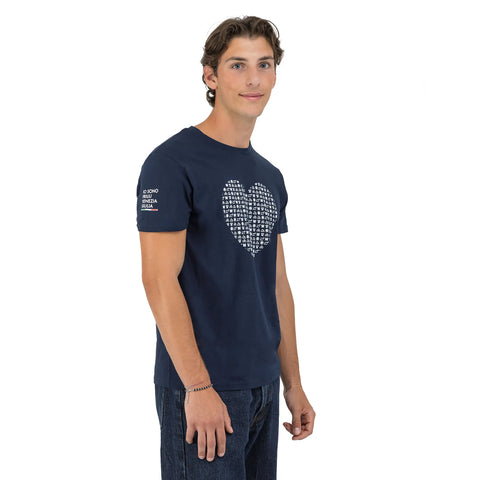 T-shirt blu vestibilità regolare a marchio Io Sono Friuli Venezia Giulia con stampa cuore indossata da un ragazzo 